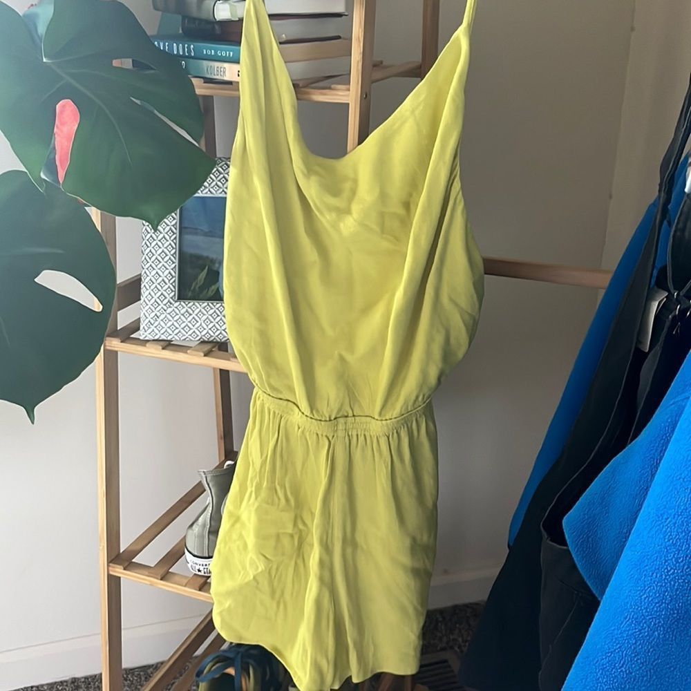 LIKE NEW OPEN BACK FABRIK ROMPER